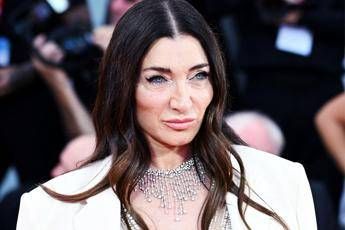 Elisabetta Franchi investe un ciclista e posta sui social e polemica Elisabetta Franchi investe un ciclista e posta sui social e polemica