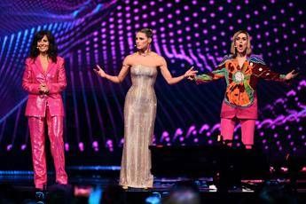 Eurovision al via la finale Gabry Ponte con bandiera San Marino e i colori dellItalia Eurovision al via la finale Gabry Ponte con bandiera San Marino e i colori dellItalia