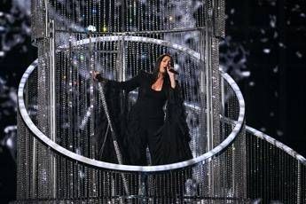 Eurovision fischi alla cantante israeliana Yuval Rapahel sventola bandiera palestinese Eurovision fischi alla cantante israeliana Yuval Rapahel sventola bandiera palestinese