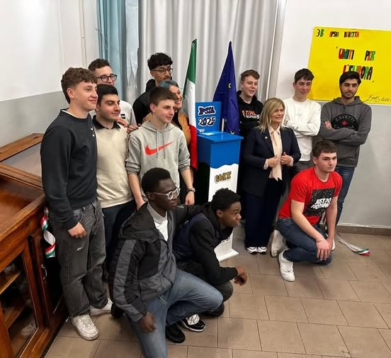 Festa allIpsia Beretta di Gardone per la Giornata dellEuropa ospite leuroparlamentare Maria Teresa Vivaldini Festa allIpsia Beretta di Gardone per la Giornata dellEuropa ospite leuroparlamentare Maria Teresa Vivaldini