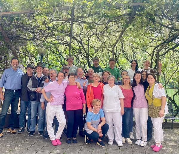 Festa della mamma con gli Alpini spiedo e sorrisi per i nonni della RSA di Bovegno Festa della mamma con gli Alpini spiedo e sorrisi per i nonni della RSA di Bovegno