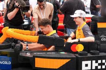 Formula 1 piloti in pista con macchine di. Lego. E pezzi di McLaren volano via Video Formula 1 piloti in pista con macchine di. Lego. E pezzi di McLaren volano via Video