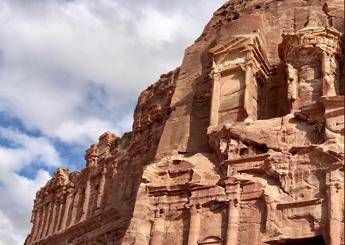 Giordania inondazioni improvvise a Petra centinaia di turisti evacuati Giordania inondazioni improvvise a Petra centinaia di turisti evacuati
