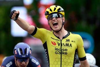 Giro dItalia 2025 Kooij vince in volata la dodicesima tappa. Del Toro ancora rosa Giro dItalia 2025 Kooij vince in volata la dodicesima tappa. Del Toro ancora rosa