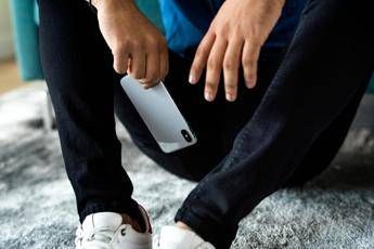 Gli tolgono il cellulare adolescente finisce in ospedale con crisi dastinenza
