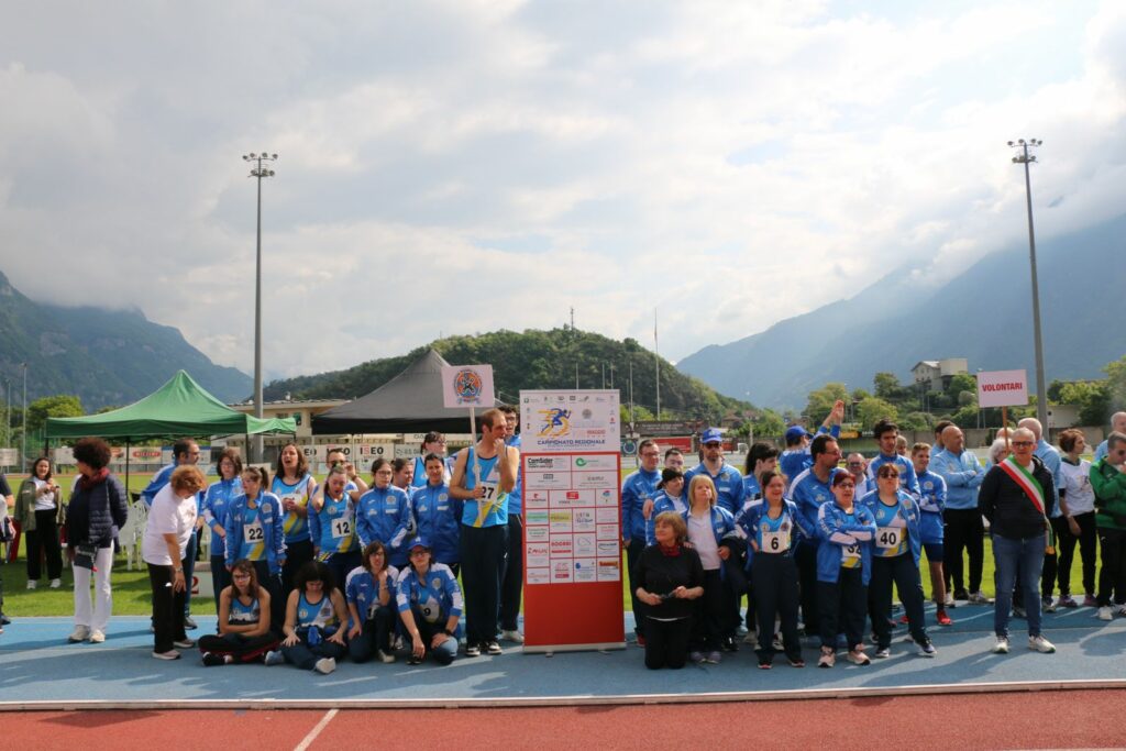 Il gruppo della Polisportiva Disabili Valcamonica con la presidente Frassa e il sindaco di Darfo Boario Terme Dario Colossi Il gruppo della Polisportiva Disabili Valcamonica con la presidente Frassa e il sindaco di Darfo Boario Terme Dario Colossi