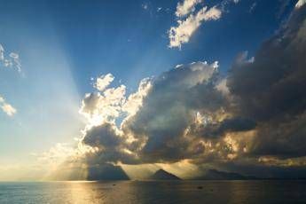 Inizio di settimana con caldo e sole poi torna la pioggia le previsioni meteo Inizio di settimana con caldo e sole poi torna la pioggia le previsioni meteo