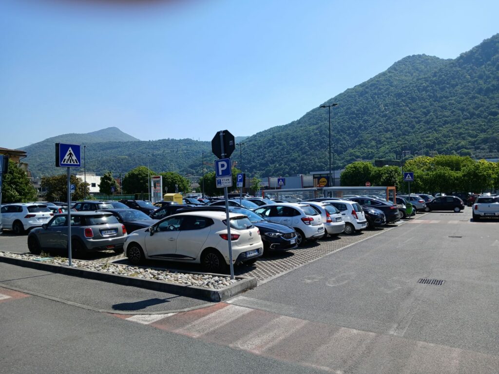 Iseo esplode il caos parcheggi clienti Conad e Lidl dirottati allEsselunga Iseo esplode il caos parcheggi clienti Conad e Lidl dirottati allEsselunga