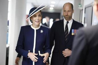Kate Middleton omaggia Lady Diana e il suo iconico look navy Kate Middleton omaggia Lady Diana e il suo iconico look navy