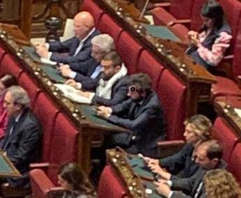 Kefiah e fantasmi in Aula alla Camera Meloni non raccoglie e solo alla fine sbotta con Schlein Kefiah e fantasmi in Aula alla Camera Meloni non raccoglie e solo alla fine sbotta con Schlein