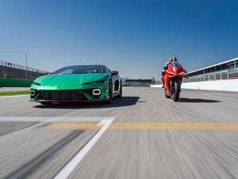 Lamborghini Temerario e Ducati Panigale V4 una drag race sullasfalto di Imola Lamborghini Temerario e Ducati Panigale V4 una drag race sullasfalto di Imola