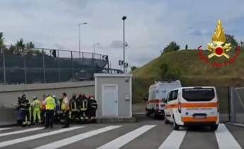 Lomazzo scontro tra camion e pullman con 30 bambini a bordo morta una maestra Lomazzo scontro tra camion e pullman con 30 bambini a bordo morta una maestra