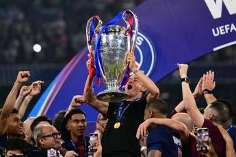 Luis Enrique festa Champions e il ricordo di Xana la maglia per la figlia morta nel 2019 Luis Enrique festa Champions e il ricordo di Xana la maglia per la figlia morta nel 2019