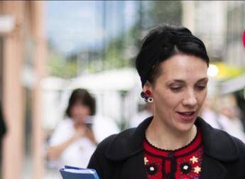 Merano neosindaca Katharina Zeller si toglie fascia tricolore il caso Merano neosindaca Katharina Zeller si toglie fascia tricolore il caso