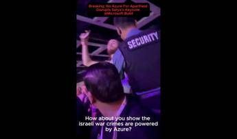 Microsoft dipendente interrompe keynote Complici di Israele a Gaza Microsoft dipendente interrompe keynote Complici di Israele a Gaza