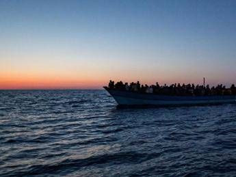 Migranti raffica di sbarchi a Lampedusa arrivate quasi 700 persone in poche ore Migranti raffica di sbarchi a Lampedusa arrivate quasi 700 persone in poche ore