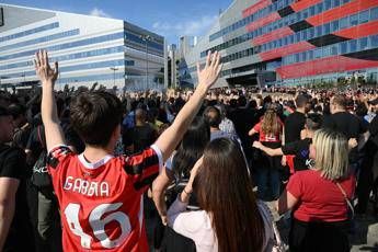 Milan Monza al 15 curva rossonera abbandona lo stadio Milan Monza al 15 curva rossonera abbandona lo stadio
