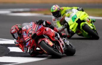 MotoGp caos a Silverstone. Incidente per i fratelli Marquez poi ripartono e cade Bagnaia MotoGp caos a Silverstone. Incidente per i fratelli Marquez poi ripartono e cade Bagnaia