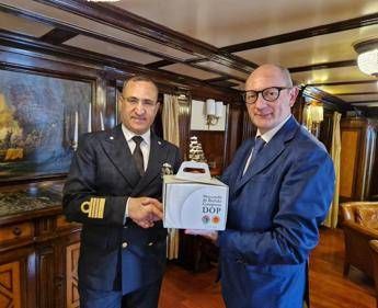 Mozzarella dop lomaggio del Consorzio di tutela alla nave Amerigo Vespucci Mozzarella dop lomaggio del Consorzio di tutela alla nave Amerigo Vespucci