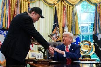 Musk show per salutare Trump tra occhio nero e t shirt del Padrino Musk show per salutare Trump tra occhio nero e t shirt del Padrino