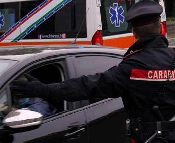 Napoli accoltella la moglie e si barrica in casa con i figli arrestato Napoli accoltella la moglie e si barrica in casa con i figli arrestato