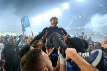 Napoli festa scudetto lunedi sfilata con bus scoperto per salutare i tifosi Napoli festa scudetto lunedi sfilata con bus scoperto per salutare i tifosi