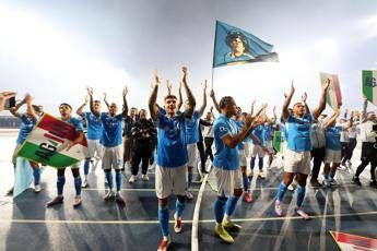 Napoli telecronista inglese impazzisce per lo scudetto. E parla in napoletano Video Napoli telecronista inglese impazzisce per lo scudetto. E parla in napoletano Video