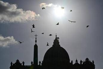 Nuovo Papa la fumata bianca e i 100 passi cosa succede dopo lelezione Nuovo Papa la fumata bianca e i 100 passi cosa succede dopo lelezione