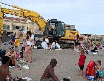 Ostia ruspa tra i bagnanti in spiaggia inaccettabile la denuncia Ostia ruspa tra i bagnanti in spiaggia inaccettabile la denuncia