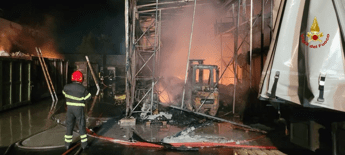 Palermo fiamme in impianto trattamento rifiuti Palermo fiamme in impianto trattamento rifiuti