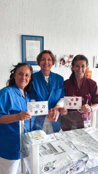 Palio di Legnano bebe contradaioli in ospedale stemmi sulle culle Palio di Legnano bebe contradaioli in ospedale stemmi sulle culle