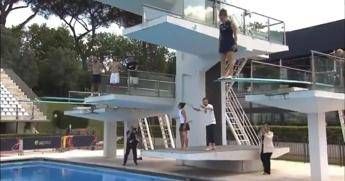 Paolini festa in piscina Jasmine si tuffa con Errani dopo il trionfo Video Paolini festa in piscina Jasmine si tuffa con Errani dopo il trionfo Video