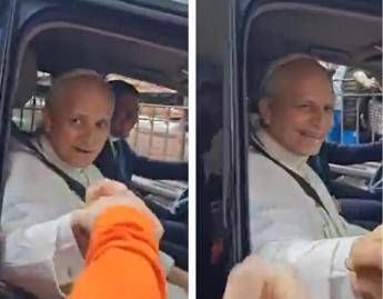 Papa Leone XIV il saluto al tifoso Forza Roma Video Papa Leone XIV il saluto al tifoso Forza Roma Video