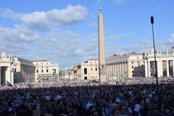 Papa Leone XIV oggi il Regina Coeli attesi 150mila fedeli a San Pietro Papa Leone XIV oggi il Regina Coeli attesi 150mila fedeli a San Pietro