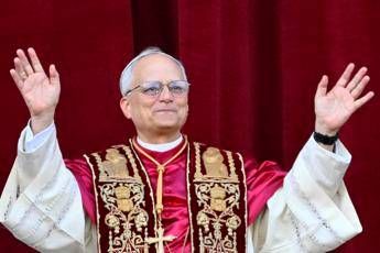 Papa rito di intronizzazione papale storia e simbolismo delle vesti pontificie Papa rito di intronizzazione papale storia e simbolismo delle vesti pontificie
