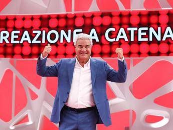 Pino Insegno torna con Reazione a catena e replica alle critiche Bassi ascolti Non devo dimostrare nulla Pino Insegno torna con Reazione a catena e replica alle critiche Bassi ascolti Non devo dimostrare nulla
