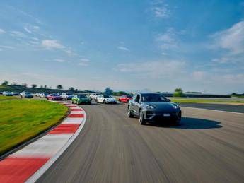 Porsche lancia il Registro Italiano E Motion club elettrico unico al mondo Porsche lancia il Registro Italiano E Motion club elettrico unico al mondo