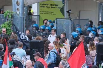Pro Pal tentano di entrare al Salone del Libro di Torino tensioni con polizia Pro Pal tentano di entrare al Salone del Libro di Torino tensioni con polizia