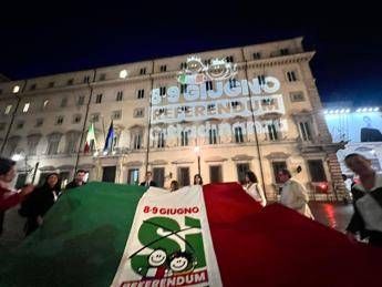 Referendum cittadinanza blitz del comitato promotore logo su facciata Palazzo Chigi Foto Referendum cittadinanza blitz del comitato promotore logo su facciata Palazzo Chigi Foto