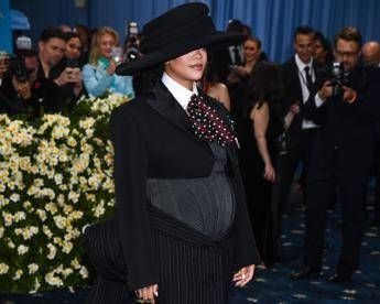 Rihanna incinta lannuncio con pancione al Met Gala