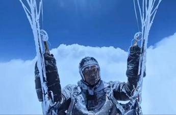 Scaraventato a piu di 8.000 metri parapendista sopravvive al gelo e allipossia il video e virale