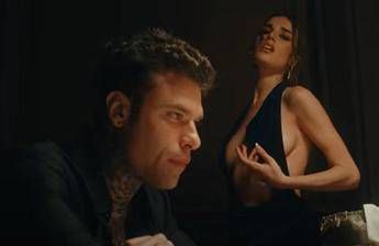 Scelte stupide fuori il nuovo singolo di Fedez e Clara Video Scelte stupide fuori il nuovo singolo di Fedez e Clara Video