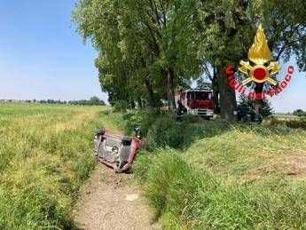 Scontro tra auto e ambulanza nel Lodigiano 8 feriti grave bimbo di tre anni Scontro tra auto e ambulanza nel Lodigiano 8 feriti grave bimbo di tre anni