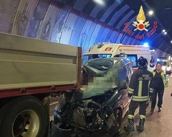 Scontro tra camion e auto sulla statale Dei Due Mari due morti nel Catanzarese