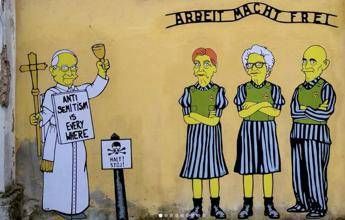 Scritta genocidio e baffi alla Hitler vandalizzato murale con Segre Bruck e Sami Modiano Scritta genocidio e baffi alla Hitler vandalizzato murale con Segre Bruck e Sami Modiano