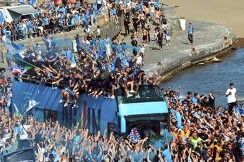 Scudetto del Napoli festa sul lungomare bus sfilano tra migliaia di tifosi Scudetto del Napoli festa sul lungomare bus sfilano tra migliaia di tifosi