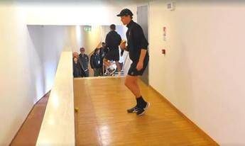 Sinner la pioggia ritarda il match con Cerundolo. E lui gioca a bocce Video Sinner la pioggia ritarda il match con Cerundolo. E lui gioca a bocce Video