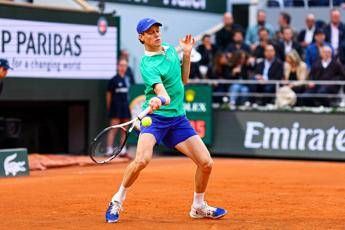 Sinner loutfit colorato del Roland Garros fa discutere Sinner loutfit colorato del Roland Garros fa discutere