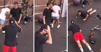 Sinner sconfitto al Roland Garros vince il preparatore Panichi e punizione per Jannik Video Sinner sconfitto al Roland Garros vince il preparatore Panichi e punizione per Jannik Video