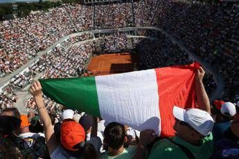 Sinner un bambino carota e un forza Juve per Bastoni cori e cartelloni al Foro Sinner un bambino carota e un forza Juve per Bastoni cori e cartelloni al Foro